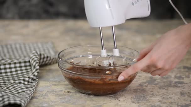 Процес виготовлення крему для торта. Печиво б "ється шоколадним кремом. — стокове відео