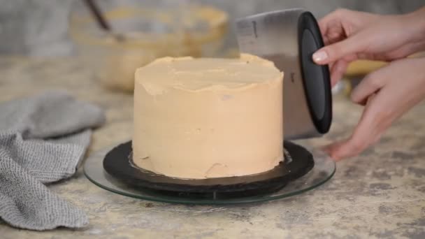 Вирівнювання карамельного крему за допомогою кондитерського піддону на печиві. Випічка карамельного бісквітного торта. Домашня кондитерська . — стокове відео