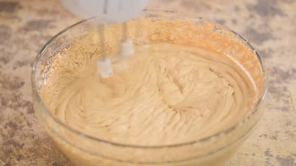 Verte a mixer karamell krém. — Stock videók