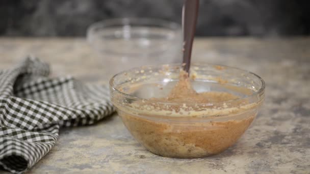 Hornear pastel de chocolate. Añadir mantequilla derretida en la masa . — Vídeos de Stock