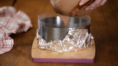 Şekerci, çikolatalı kremayı hamur işi yüzüğüne döküyor..