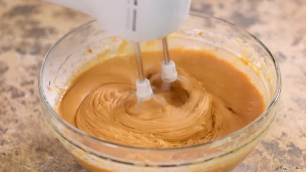 Mélange d'ingrédients de cuisson dans un bol pour gâteau . — Video