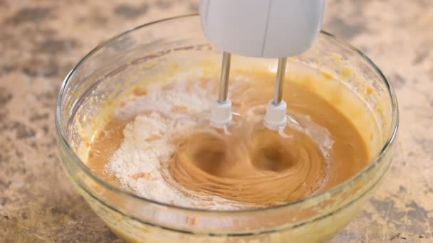 Mescolare gli ingredienti di cottura in una ciotola per torta . — Video Stock