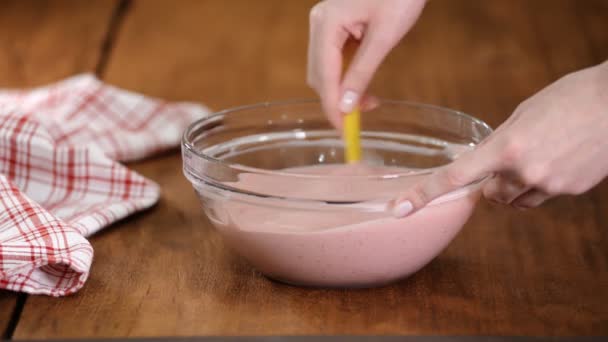 Bäcker macht Erdbeermousse für Kuchen. — Stockvideo