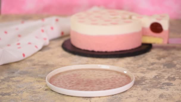 Ein Stück leckerer Erdbeermoussekuchen. Modernes Dessert. — Stockvideo
