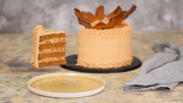 A piece of delicious caramel cake with peanuts. — Stock Video