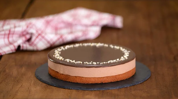 स्वादिष्ट चॉकलेट माऊस केक वरच्या नट्ससह सजवतात . — स्टॉक फोटो, इमेज