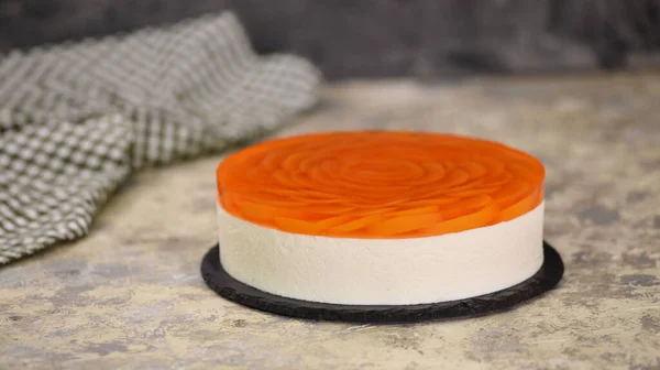 Házi barackos mousse torta lekvárral. Édes étel — Stock Fotó