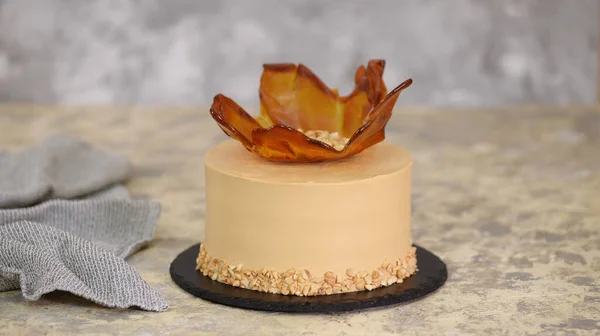 Leckerer Karamellkuchen mit Erdnüssen. Kuchen mit Karamellvase. — Stockfoto