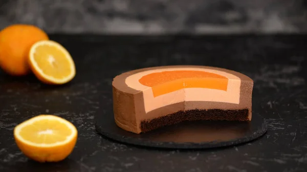 フランスのチョコレートオレンジムースケーキ。甘いもの ストック画像