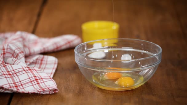 Mixér porazil vejce s cukrem ve skleněné misce. — Stock video