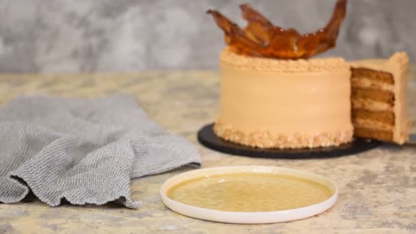 Um pedaço de delicioso bolo de caramelo com amendoim . — Vídeo de Stock