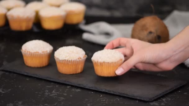 Muffins caseiros saborosos com pó de coco. Café da manhã saudável — Vídeo de Stock