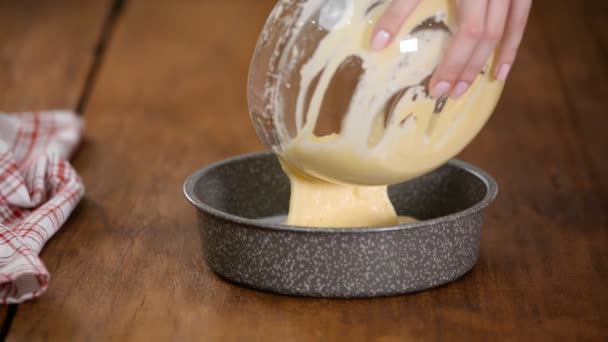 Pâte à gâteau versant dans un plat à pâtisserie. Cuisson maison. Gâteau de cuisson . — Video