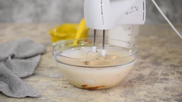 Mit einem Mixer Karamellcreme schlagen. — Stockvideo