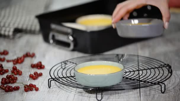 Bucătarul se pregătește să facă crema brulee . — Videoclip de stoc