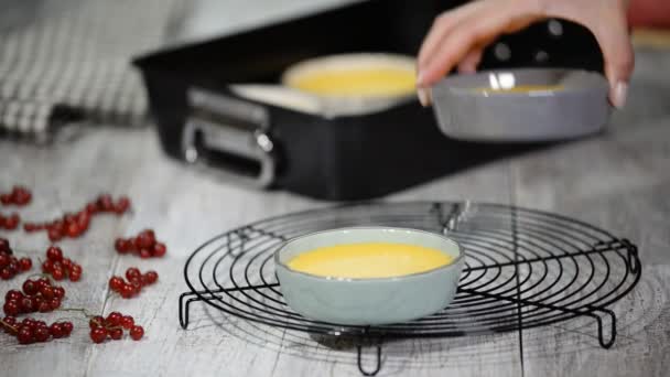 Chef preparándose para hacer crema brulee . — Vídeos de Stock