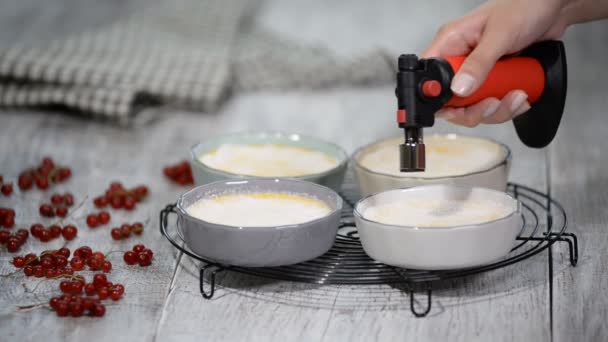 Creme brulee 'nin tepesinde gaz lambası kullanarak karamelize şeker.. — Stok video