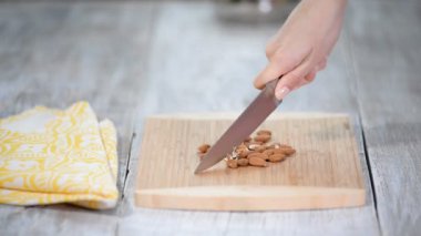 Badem kesen kadın. Sağlıklı yiyecekler.