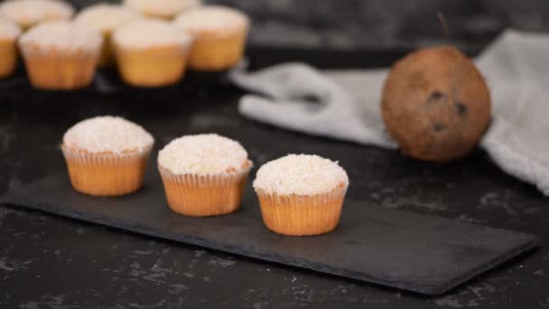 Muffins caseiros saborosos com pó de coco. Café da manhã saudável. — Vídeo de Stock