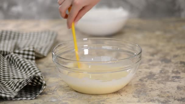 Chef pastelero haciendo mousse de vainilla en la cocina . — Vídeos de Stock