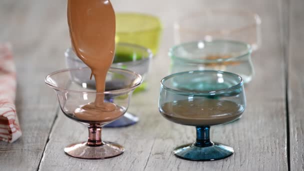 Chocolademousse dessert maken in een glas. — Stockvideo