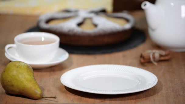 Pièce de gâteau au chocolat fait maison avec poires et cannelle . — Video