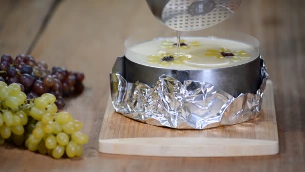 Verser de la gelée sur le dessus du gâteau. Gâteau à la mousse aux raisins . — Video