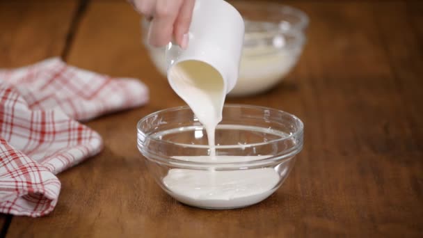 Mixer Whip Heavy Cream In A Bowl. Close-Up. — Stock video