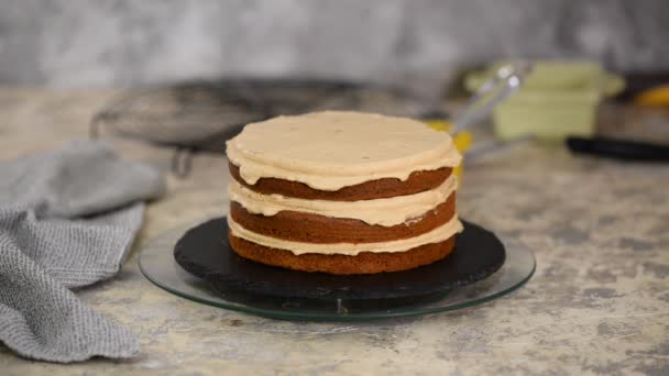 Meisje het maken van een karamel taart in een bakkerij. — Stockvideo