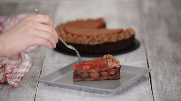 Comer trozo de deliciosa tarta de chocolate con confit de cereza y crema de chocolate — Vídeos de Stock