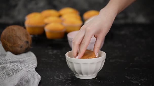 Muffin immersi donna nel cioccolato bianco liquido . — Video Stock