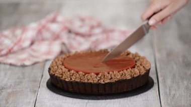 Lezzetli çikolatalı tart, vişneli pasta ve çikolatalı krema..