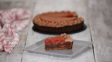 Kirazlı ve çikolatalı lezzetli çikolatalı tart yemek..