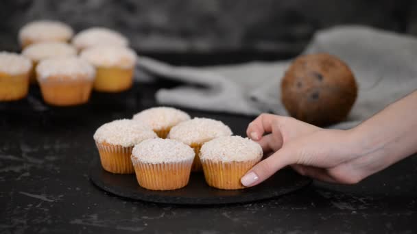 Leckere hausgemachte Muffins mit Kokosnusspulver. Gesundes Frühstück. — Stockvideo