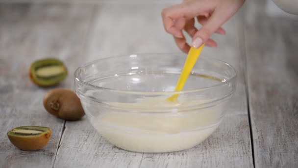 Chef-kok mengen vanille mousse in glazen kom. — Stockvideo