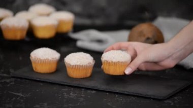 Hindistan cevizi tozlu ev yapımı kekler. Sağlıklı kahvaltı..