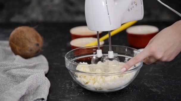 Weiche Butter und Zucker mit dem Stabmixer schlagen. — Stockvideo