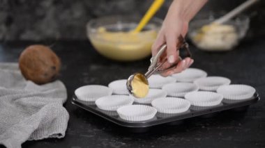 Kağıtları kek yapmak için hamurla dolduruyorum..