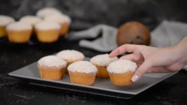 Hindistan cevizi tozlu ev yapımı kekler. Sağlıklı kahvaltı..