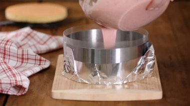 Şekerleme halkasına çilekli mus döküyorum. Tatlı yemek..