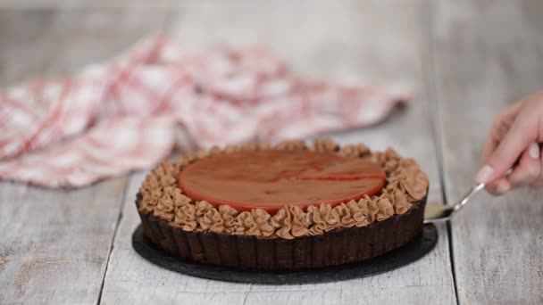 Délicieuse tarte au chocolat avec confit de cerise et crème au chocolat . — Video