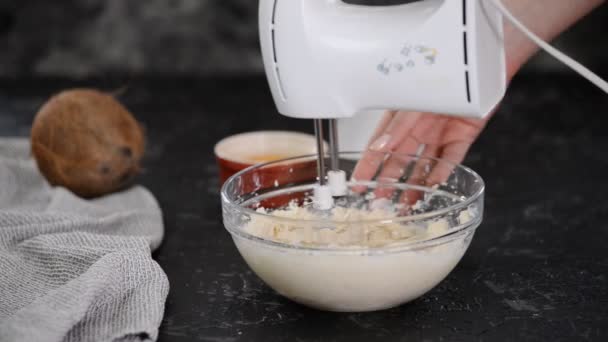 Kage kok tilføje æg i skål og bland det med elektrisk mixer . – Stock-video