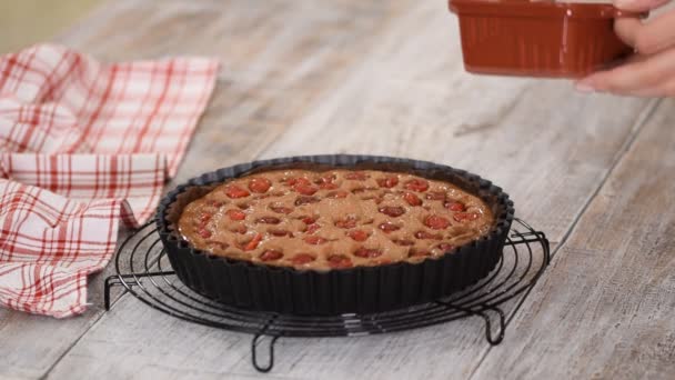 Pastelero haciendo tarta de chocolate con cereza y frangipane . — Vídeos de Stock