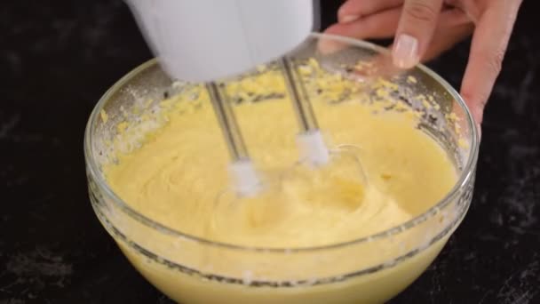 Beat the batter with a mixer, close-up. — Stock Video