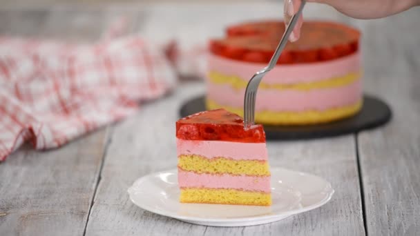 Jezte kousek dortu s vanilkovou sušenkou, malinovou pěnou a želé, sladké pečivo. — Stock video