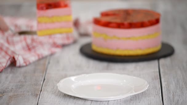 Шматочок торта з ванільним печивом, малиновим мусом і желе, солодкою випічкою . — стокове відео