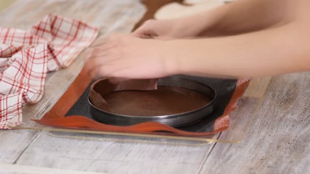 Konditor bereitet in Küche Schokoladentorte zu. — Stockvideo