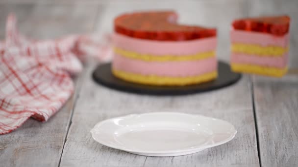 Pedaço de bolo com biscoito de baunilha, mousse de framboesa e geleia, doces . — Vídeo de Stock