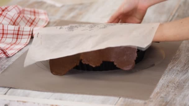 Pastelero prepara tarta de chocolate en la cocina . — Vídeo de stock